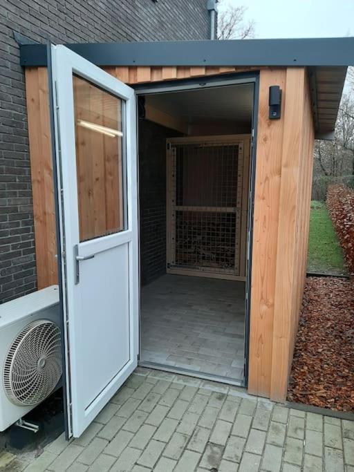 Vakantiehuis Eikzicht Gelegen Aan Het Bos Elsloo  エクステリア 写真