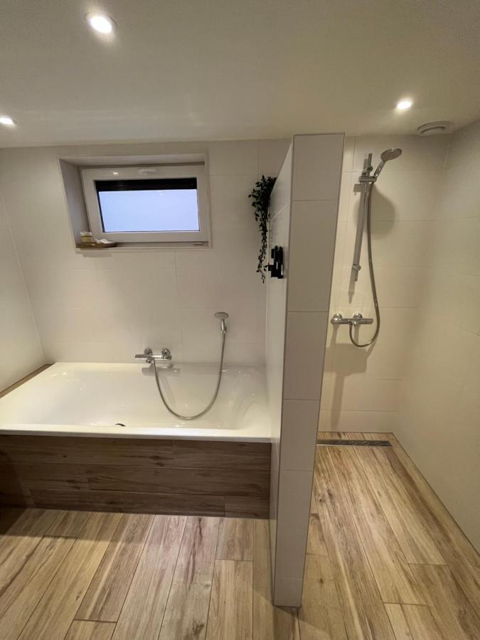 Vakantiehuis Eikzicht Gelegen Aan Het Bos Elsloo  エクステリア 写真